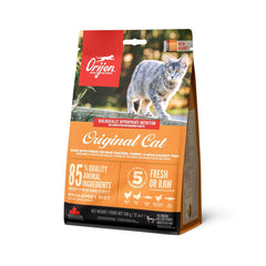 Natural cat food with freeze-dried liver coating
